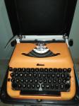 Vintage pisaći stroj Biser, narančaste boje iz 1970-tih g.