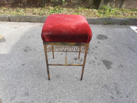 Vintage stolica od mesinga i željeza sjedištem od baršuna.