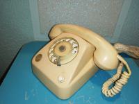 Vintage telefon iz 1980-tih, oker