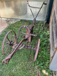Stari željezni kovani plug, kompletan je ručni rad majstora kovača