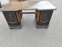 Antikni uredski stol - pogodan za odvjetnicke urede ili slicno