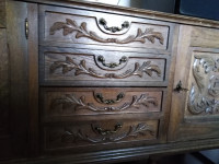 Antiktna hrastova komoda sa rezbarenim detaljima