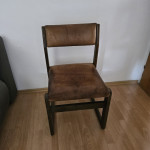 Drvena stolica s kožnim naslonom i sjedištem