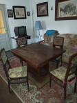 Stari drveni stol i stolice