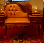 Starina klupica  sjedalo i stalak za telefon