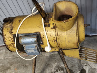 PRODAJE SE MLIN ČEKIČAR SA RUNJAČEM MOTOR 1.1 KW