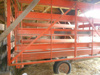 SAMOUTOVARNA PRIKOLICA ZA KOCKASTE BALE