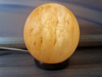 Stolna lampa od himalajske soli