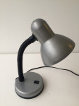 Stolna lampa srebrne boje, cijena 50 Kn