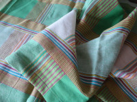 Dugački stoljnjak-nadstoljnjak-tabletić zelene boje, karirani