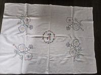 Vezeni stoljnjak od domaćeg platna star oko 100 godina 105 x 138 cm