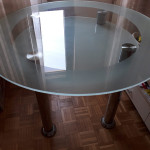 Blagovaonski stakleni stol