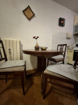 Dobro očuvani drveni stol i 3 stolice