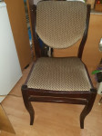 Drvena stolica u retro stilu