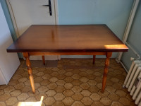 Drveni kuhinjski stol
