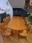 Drveni stol i stolice