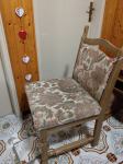 Drveni stolac sa tapeciranim sjedištem i jastukom na naslonu, 2 komada