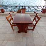 Drveni stolovi i stolice