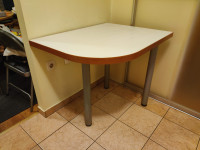 Kutni kuhinjski stol