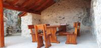 Masivni rustikalni stolovi sa klupama od punog drveta. Vrtna Garnitura