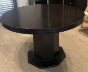 Okrugli drveni stol na razvlačenje