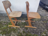 par vintage školskih stolica