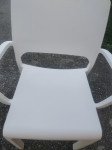 Potpuno nove bjele stolice od čvrstog poliestera.
