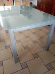 Stakleni blagovaonički stol