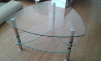 Stakleni stolić za boravak, rijetko lijep