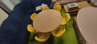 Stol 120 cm promjera sa 7 komada stolica u dobrom stanju
