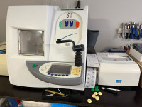 Essilor Delta sa tracerom - ispravno, 2 komada i namještaj za optiku