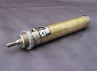 Pneumatski zračni cilindar promjer klipa fi 32mm hod 120mm
