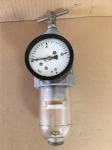 Regulator tlaka sa odvajačem vode za pneumatske instalacije , strojeve