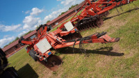KUHN DESCOVER XM48 s VALJKOM