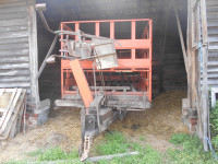 SAMOUTOVARNA PRIKOLICA ZA KOCKASTE BALE