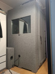 PRODAJE SE: DEMVOX ECO100 – ZVUČNO IZOLIRANA STUDIJSKA KABINA KAO NOVA