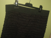 CRNA SUKNJA NA GUMU I NA VOLANE VEL. UNI