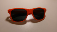 Crvene plastične sunčane naočale s UV zaštitom