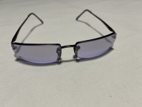 Ljubičaste sunčane naočale