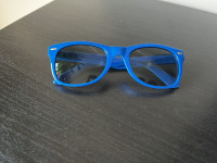 Plave sunčane naočale