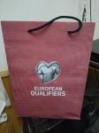 EUROPEAN QUALIFIERS ™ službena veća papirnata vrećica s mekim ručkama.