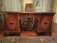 Antikni pisaći stol