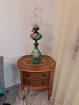 Antikviteti - Komoda i ukrasna lampa