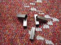 četvrtasti limić koji se koriste kad kvaka na vratima visi(stolar zna)