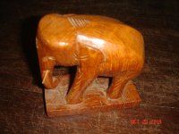 drvena figura slona na postolju visine 10 cm