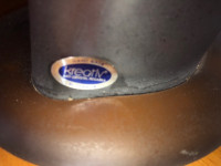 KRISTALNA UMJETNIČKA POSUDA SA KVARCNIM SATOM ZA OLOVKE ZA RADNI STOL