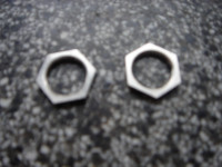 Matica drži cilindar brave na post sandučiću,unutarnji fi navoja 15mm!