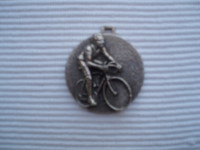 okrugla medalja, lik bicikliste, promjer 4 cm