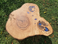 Premium Blue Epoxy klub sto – Masiv sa prirodnom korom – Unikat