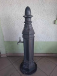 Starinska fontana iz aluminija,višina 1m.